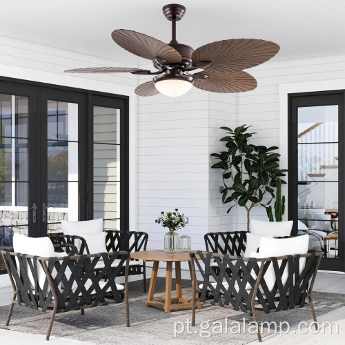 Ventilador de teto da ilha tropical com luzes de pátios ao ar livre